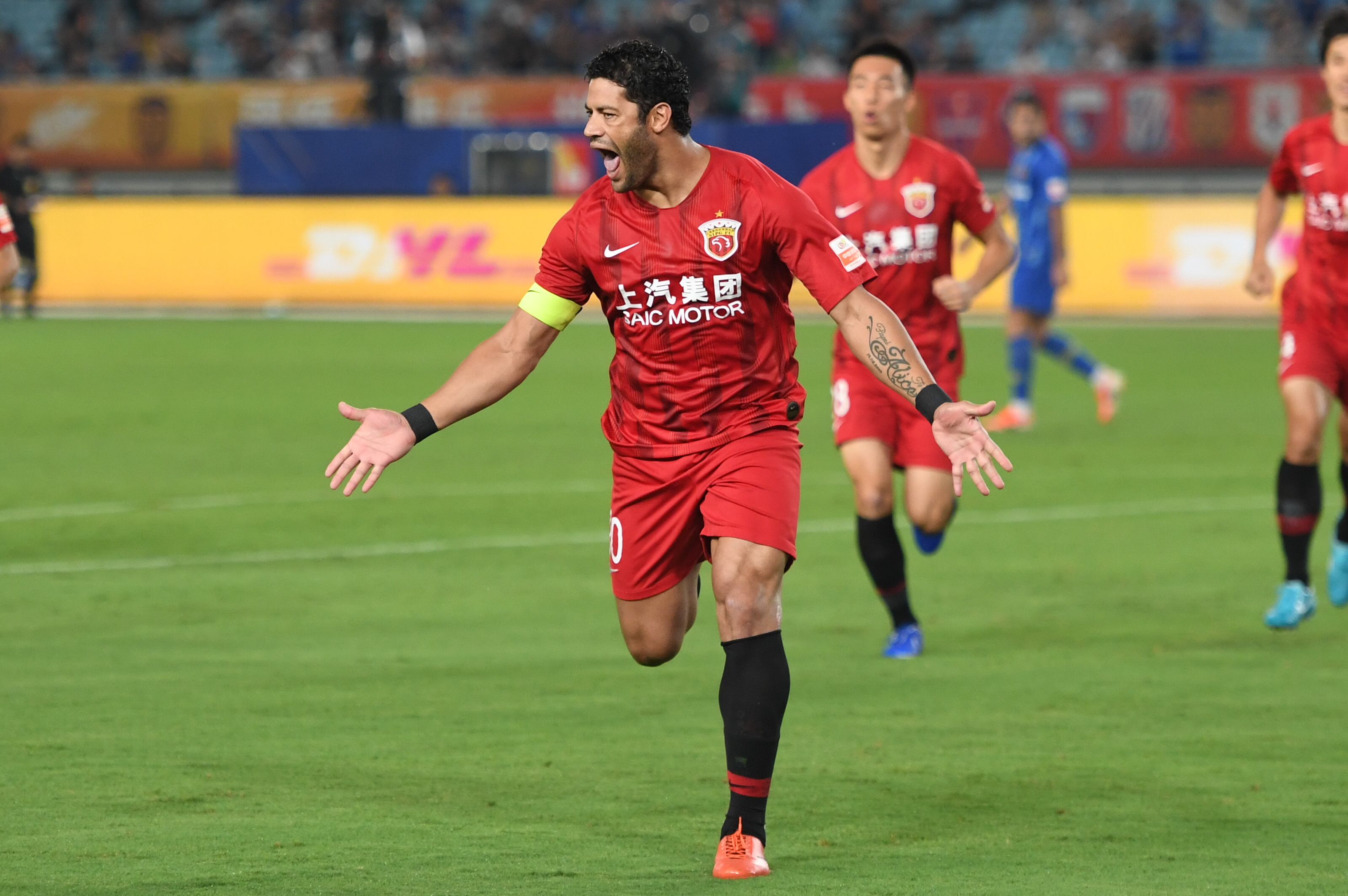 欧文突破防守助攻制胜（欧文强突破防线送出制胜妙传）