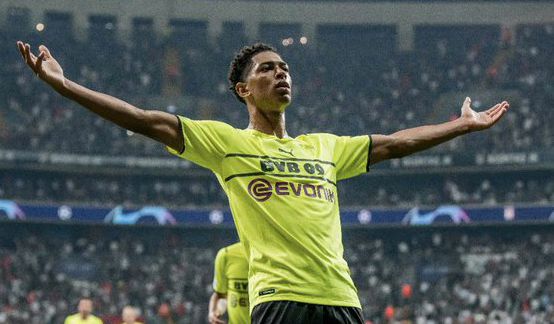 1996年，55岁的贝利还在踢足球（1996年，55岁的贝利依旧征战绿茵场）