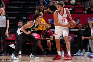 山雨欲来！英超冠军彻底爆了：2功臣炮轰+斯洛特遭兵变 队长表态（英超冠军危机四伏：两大功臣开炮，斯洛特遭更衣室逼宫，队长发声）