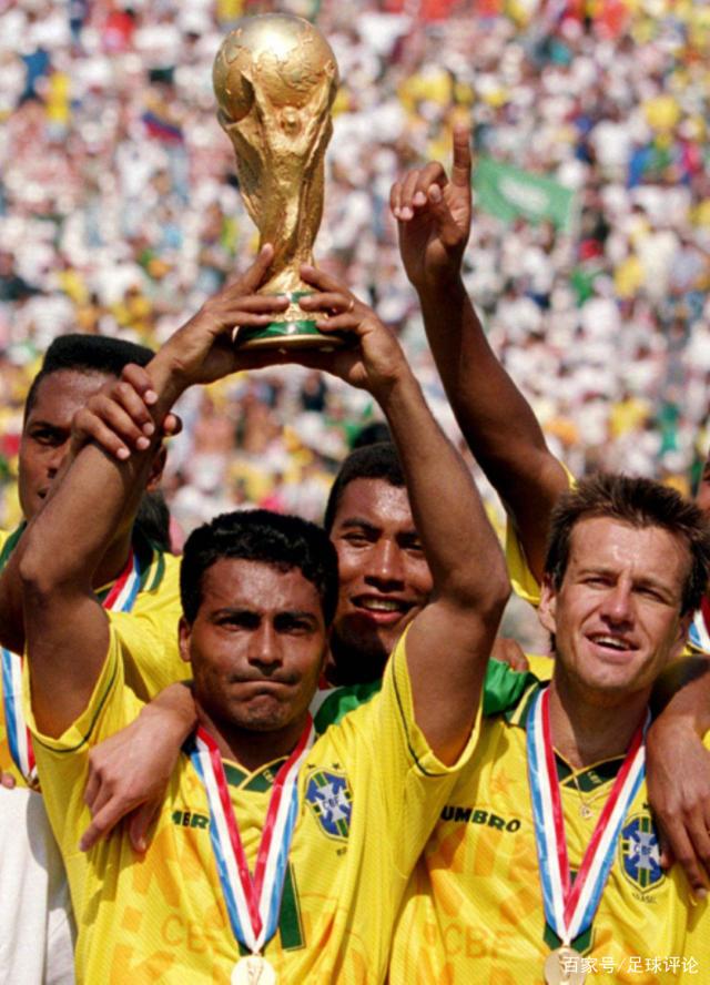 “苏超”冠军的排面，泰州市委书记和市长更衣室祝贺泰州夺冠（泰州问鼎苏超，市委书记、市长走进更衣室致贺）