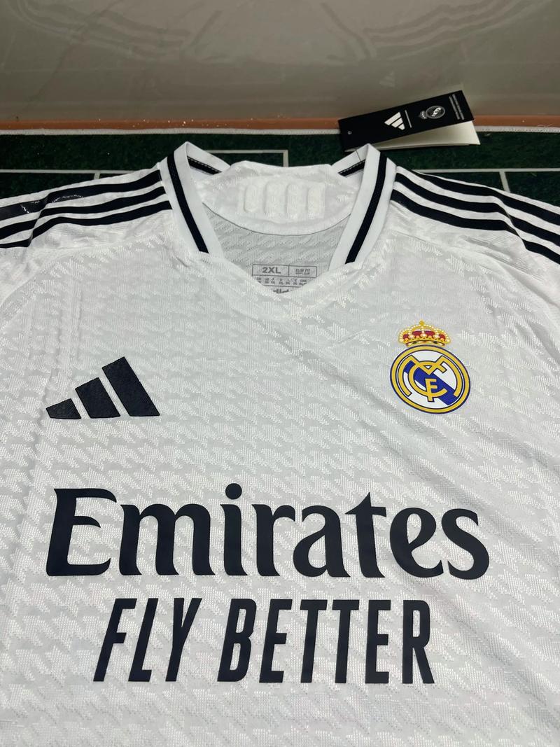 邓涵文因经济保障和新东家前景决定离开武汉三镇，加盟云南玉昆，成为球队核心球员。（因经济保障与前景考量，邓涵文告别武汉三镇，加盟云南玉昆担纲球队核心）