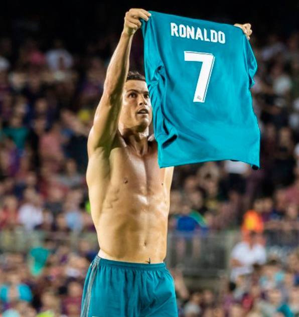 年终大战决赛实时赛况：姆巴佩暂领先C罗248票，火拼持续中（年终终极对决直播：姆巴佩暂以248票优势领先C罗，激战正酣）