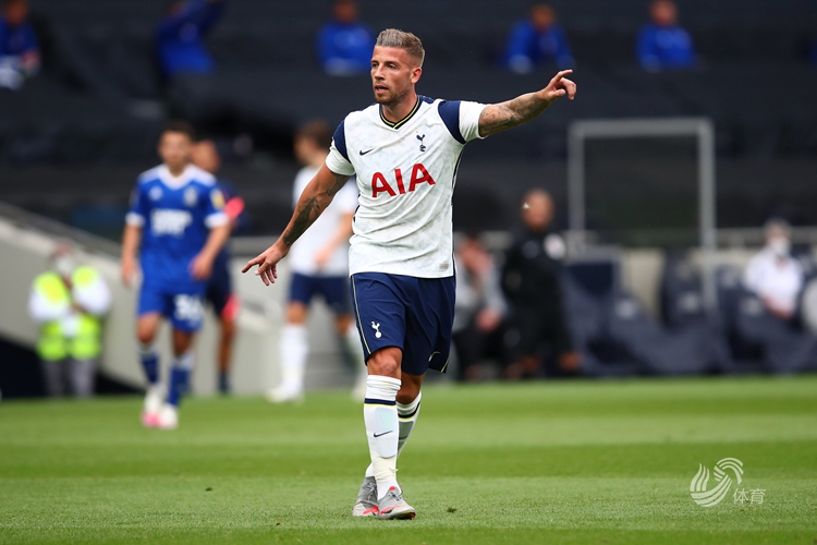 皇马队史第五次西甲主场有两人被罚下，上一次是20年前（皇马时隔20年再现西甲主场两人被罚下，队史第5次）