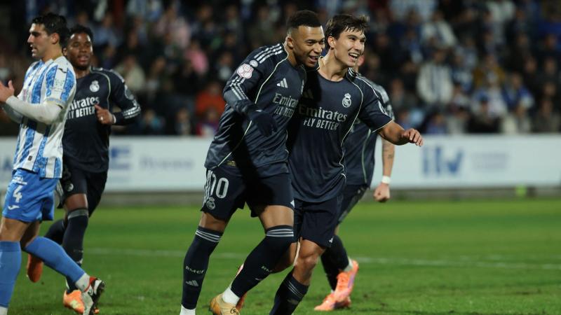 王哲林17分 CBA俱乐部杯上海男篮111-72战胜四川 杜智博23分（CBA俱乐部杯：上海男篮111-72大胜四川，王哲林17分、杜智博23分）