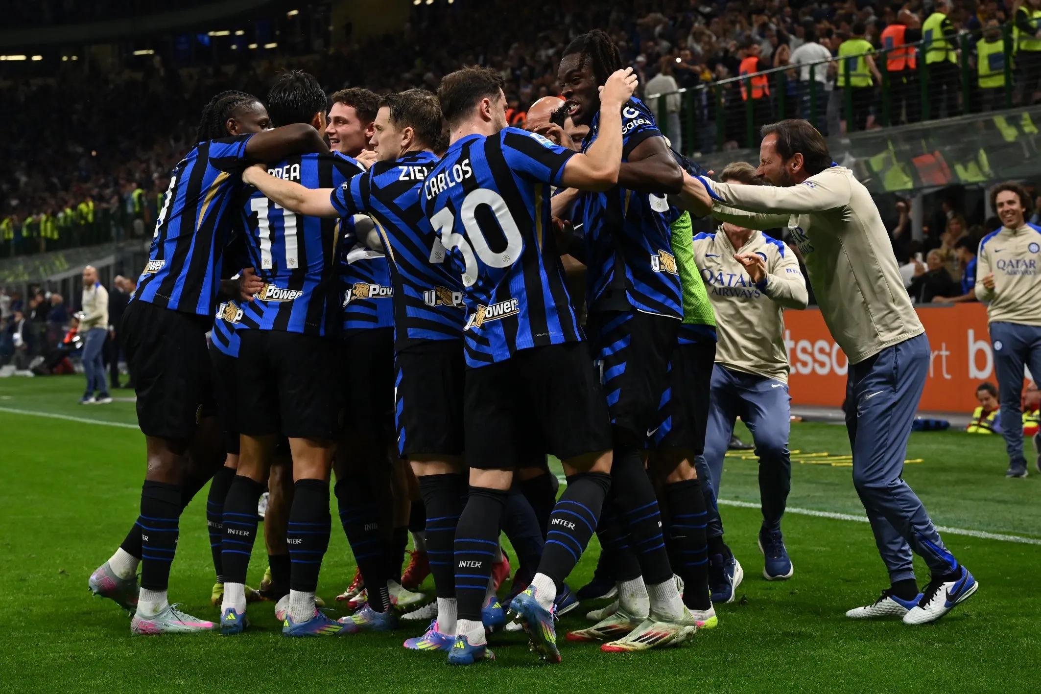 吕迪格的防守是站在那里干瞪嘛，比斯洛特先下课的估计是阿隆索（吕迪格防守宛如站桩发呆，先于斯洛特下课的恐怕是阿隆索）